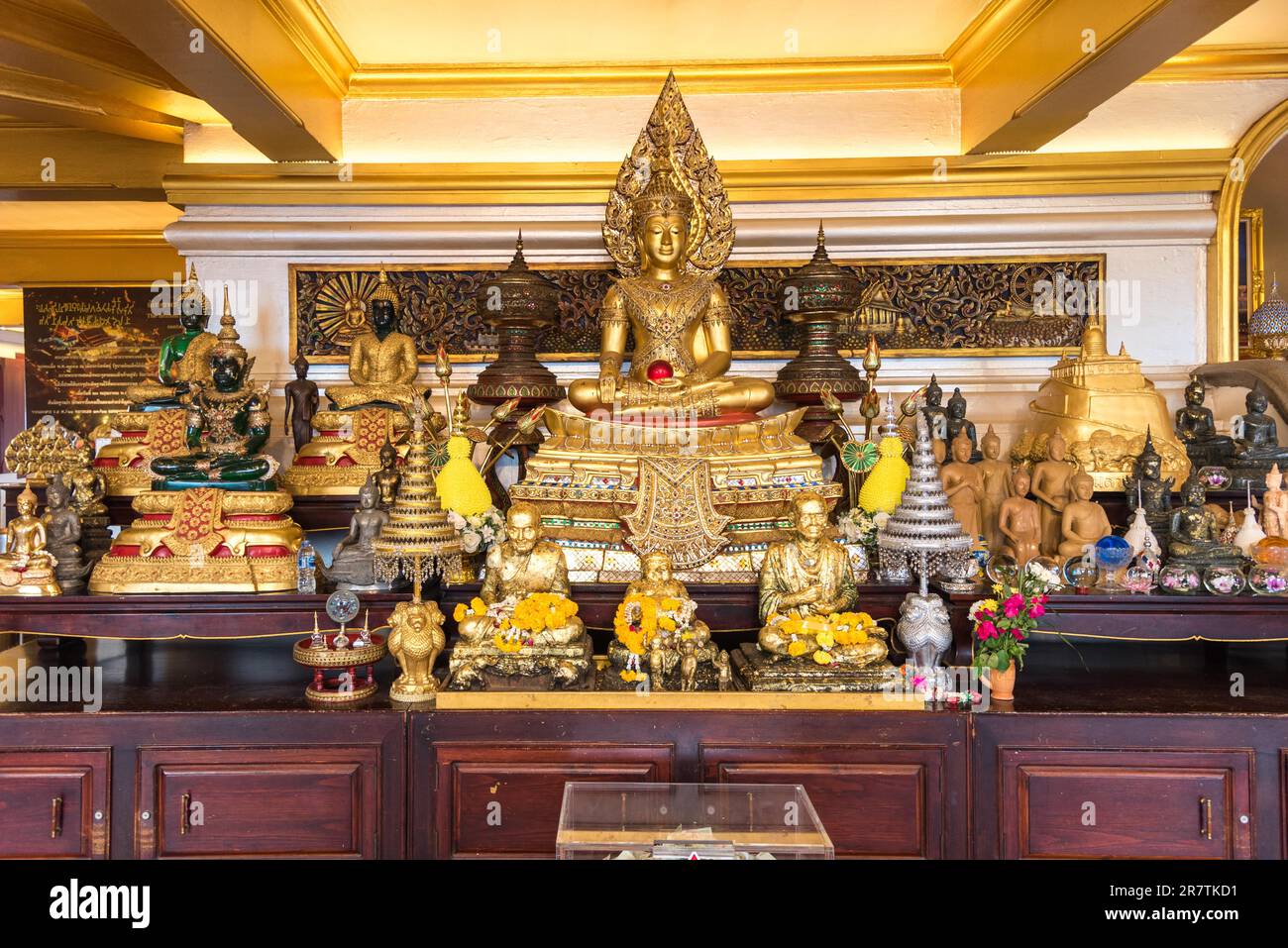 Santuario nella sala del tempio in cima al Monte d'Oro. Il monastero Wat Saket è una delle principali attrazioni turistiche di Bangkok Foto Stock