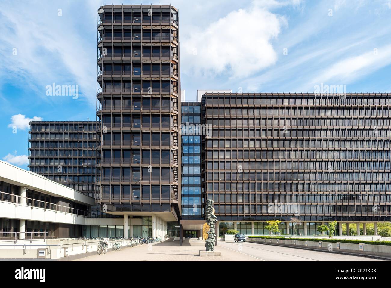 Edificio di uffici nello stile dell'architettura degli anni Settanta nella City Nord, una città di uffici progettata negli anni Sessanta nel nord di Amburgo Foto Stock