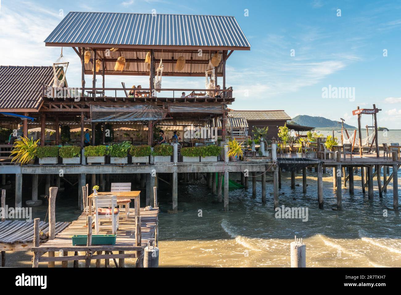 Gastronomia su palafitte al mare della piccola città di Ban Ko Lanta. Le case in legno sono un'attrazione turistica sull'isola di Ko Lanta Foto Stock