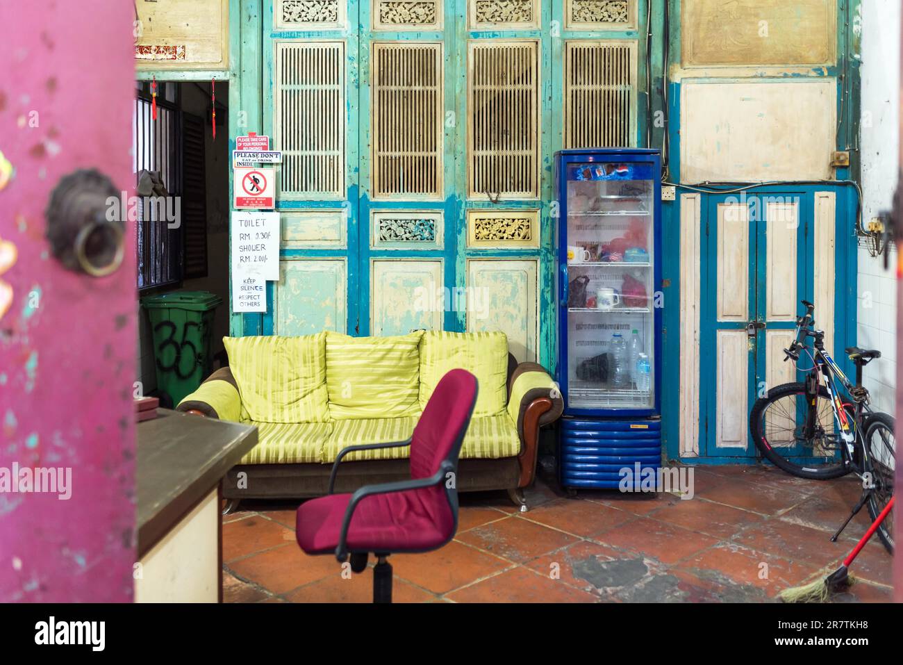 Interno di un hotel cinese a basso costo nel centro storico della capitale dello stato malese di Penang, George Town Foto Stock