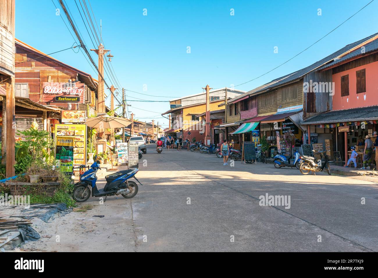 La piccola città di Ban Ko Lanta, un tempo città di habor, oggi centro amministrativo dell'isola, ha un sacco di case in legno ed è un'attrazione turistica Foto Stock