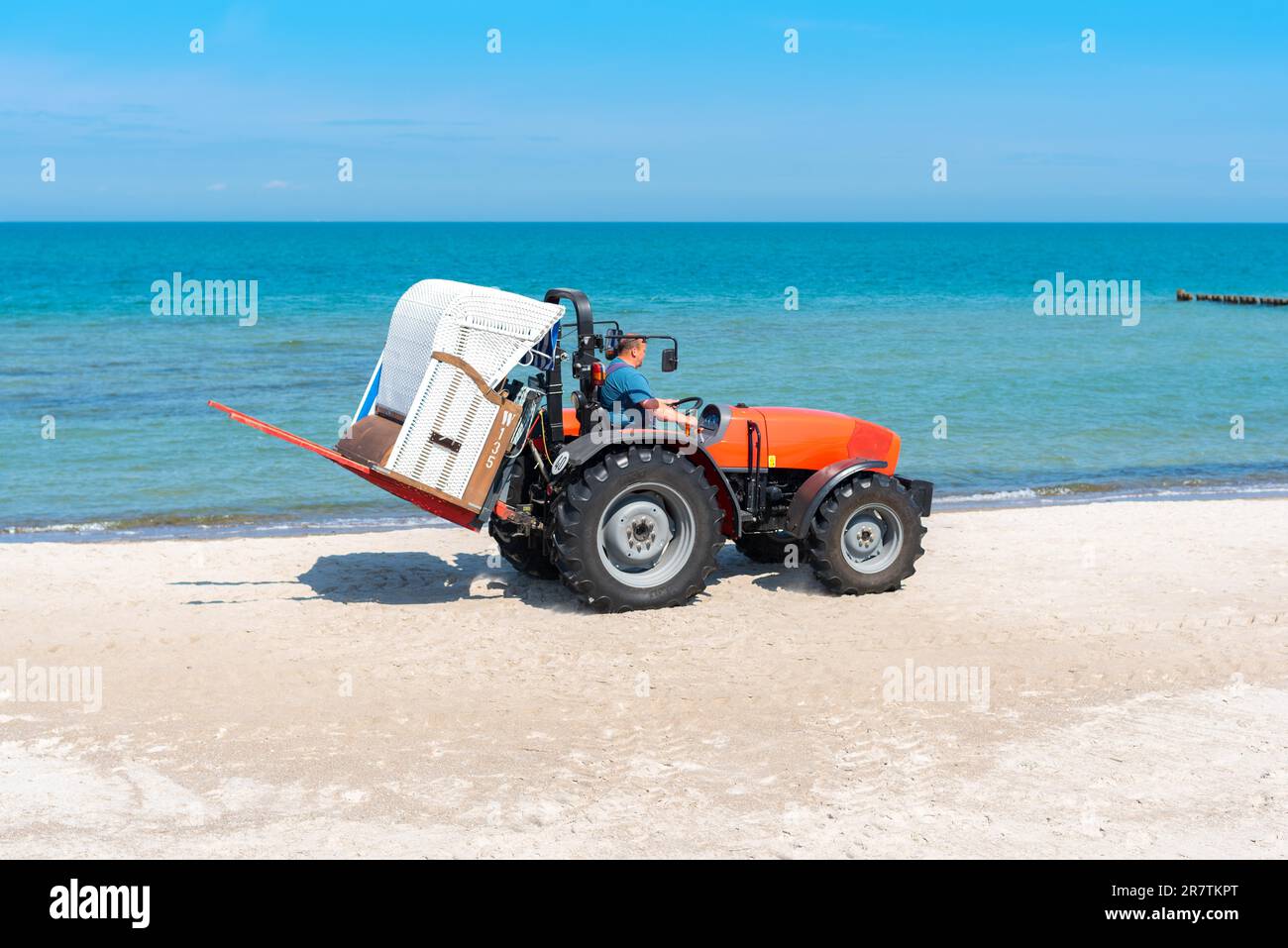 Il noleggio di sedie a sdraio mette i loro cestini in trattore sulle spiagge del Mar Baltico vicino a Graal M. Foto Stock