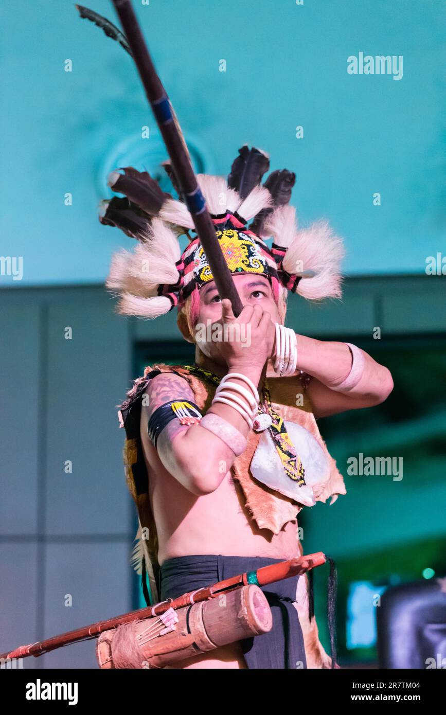 Sarawak Cultural Village si trova a nord di Kuching, sulla penisola di Santubong. Mostra i vari gruppi etnici che svolgono Foto Stock