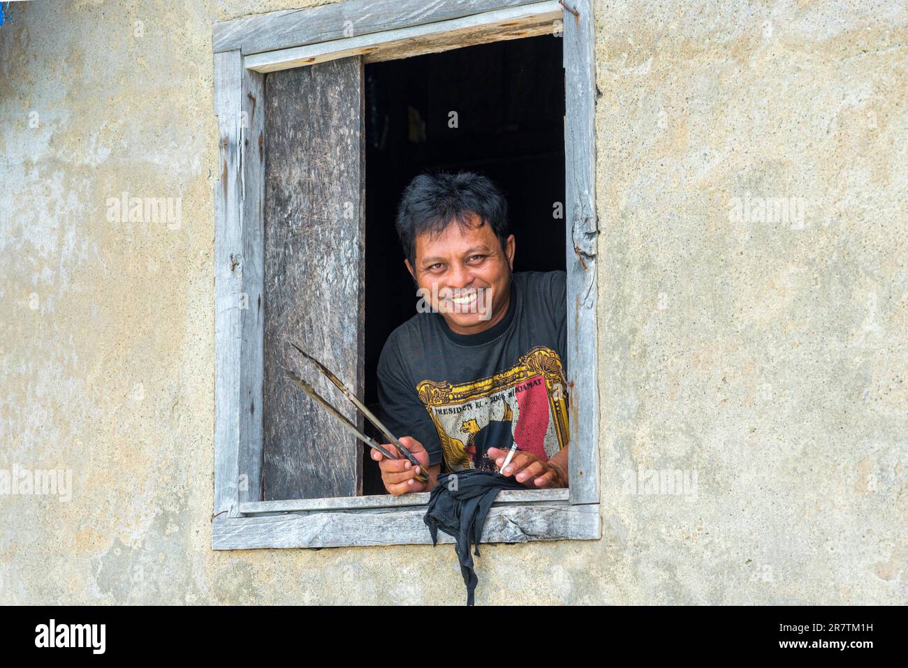 Ristorante di pesce sulla costa del Golfo di Tomini, a nord di Sulawesi. Le cucine a base di pesce sono i ristoranti più visitati delle coste indonesiane Foto Stock