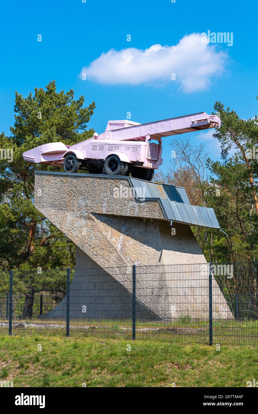 Ex memoriale del carro armato e ora arte di installazione, piedistallo con neve più chiara, formato dallo scultore Eckhardt Haisch. Il monumento ridisegnato di Foto Stock