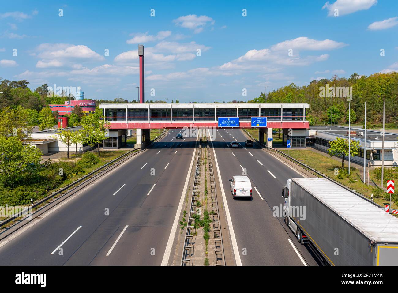 L'ex Checkpoint Bravo a Berlino Dreilinden-Drewitz. La struttura con gli edifici terminal, la stazione di servizio, la stazione di servizio e la casa ponte sono Foto Stock