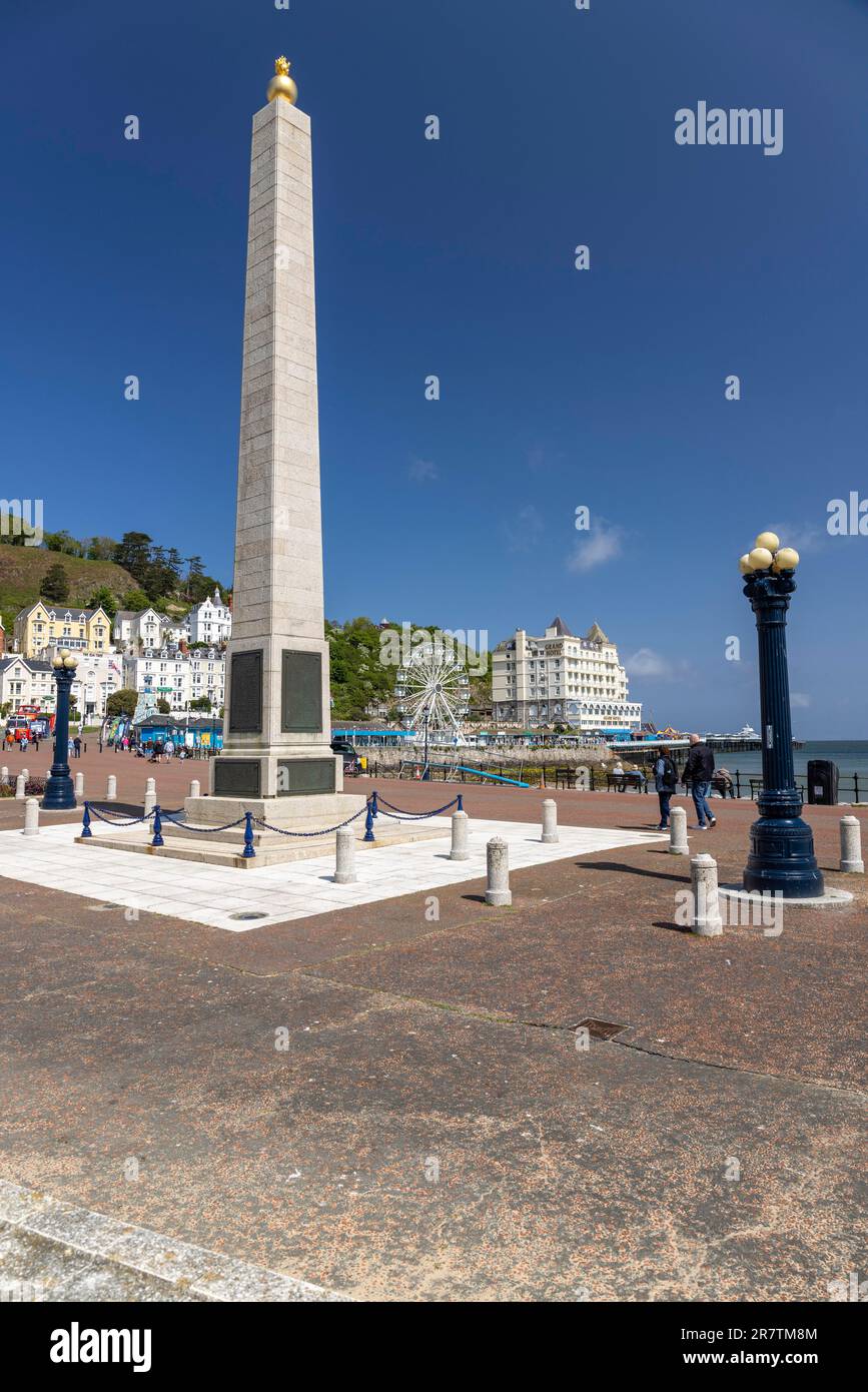 Monumento, incrocio tra North Parade e South Parade, lungomare, località balneare di Llandudno, Galles, Regno Unito Foto Stock