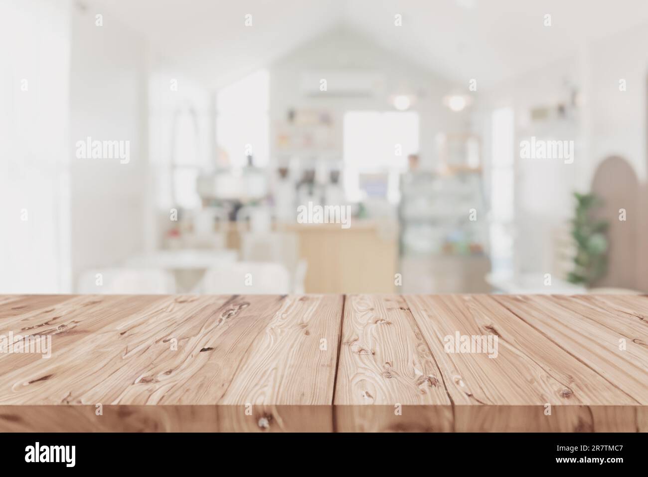 Tavolo in legno su sfondo sfocato caffetteria chiaro chiaro pulito primo piano Mock up per montaggio prodotti display Foto Stock