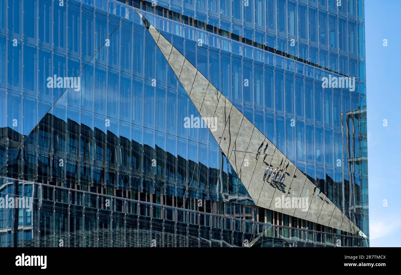 Cube Berlin alla stazione centrale, la gente si riflette nella facciata di vetro, Berlino, Germania Foto Stock