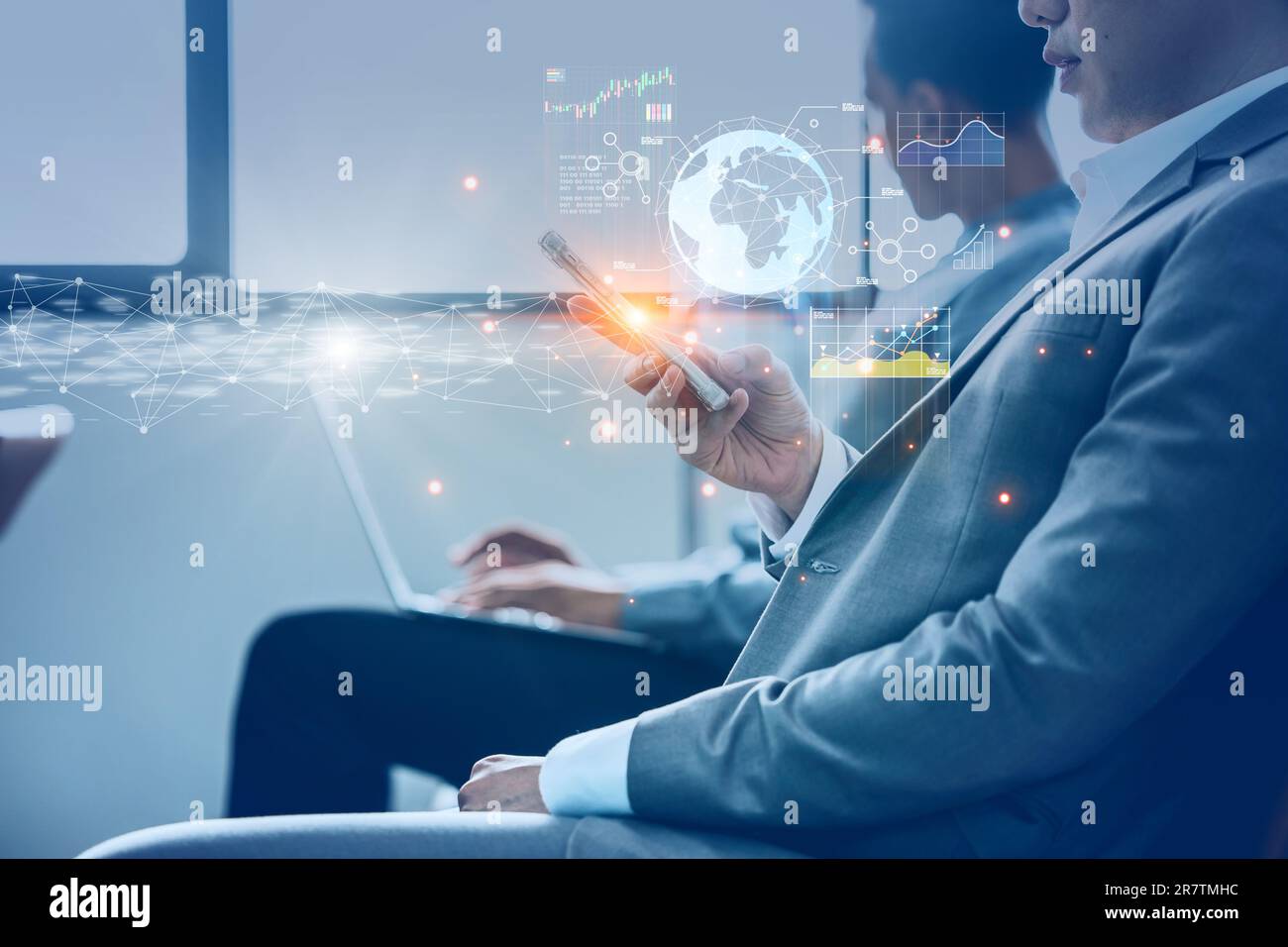 Gli uomini d'affari che utilizzano lo smartphone la tecnologia moderna mettono a portata di mano le informazioni sui dati aziendali. Foto Stock