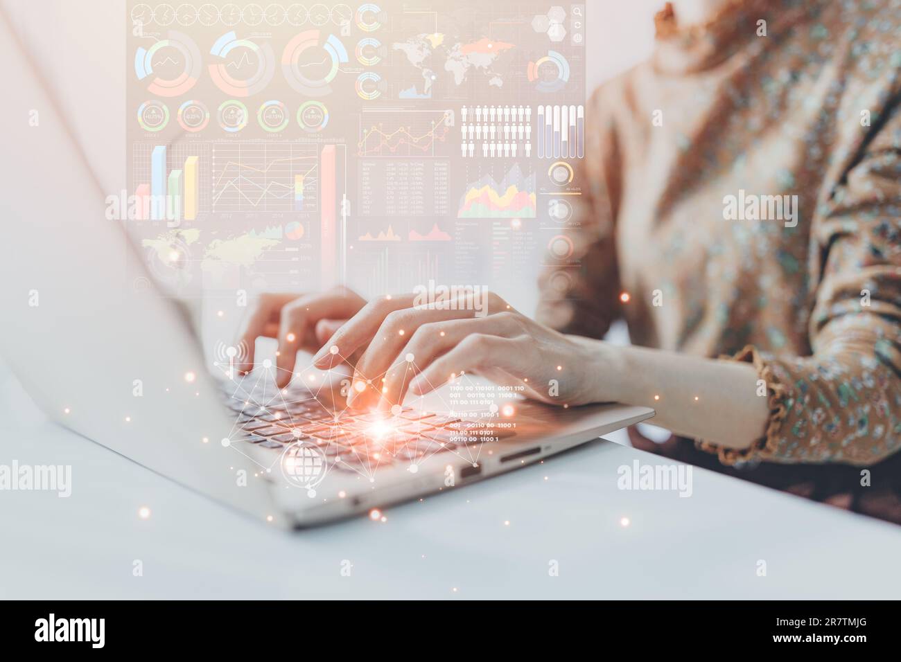 Gli uomini d'affari utilizzano il computer portatile per portare informazioni di marketing aziendale da una rete wireless di database online. Foto Stock