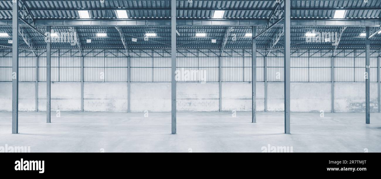 Costruzione industriale magazzino grande magazzino vuoto magazzino fabbrica costruzione al coperto per sfondo. Foto Stock