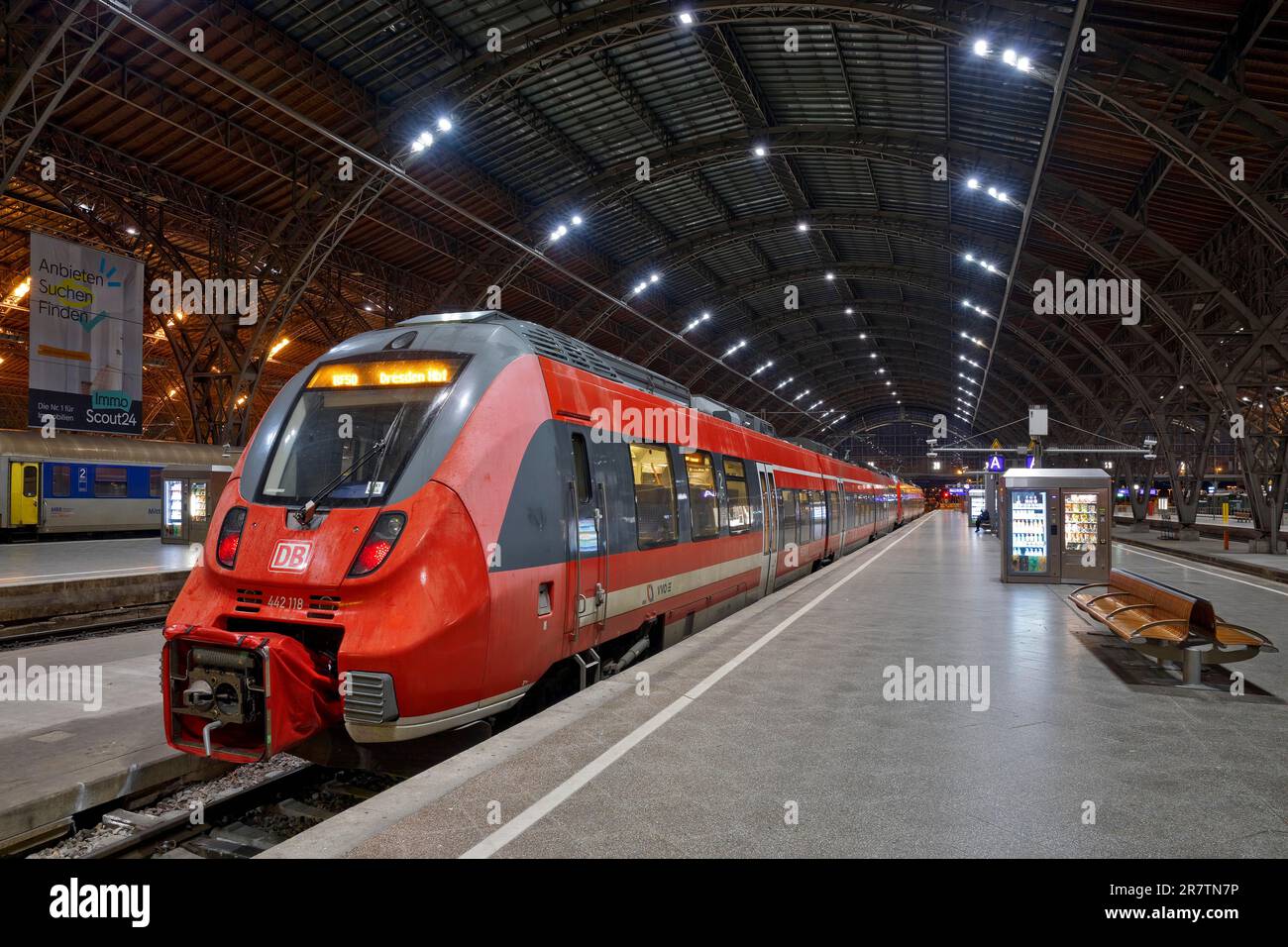 Treno locale la mattina presto alla stazione principale, Lipsia, Sassonia, Germania Foto Stock