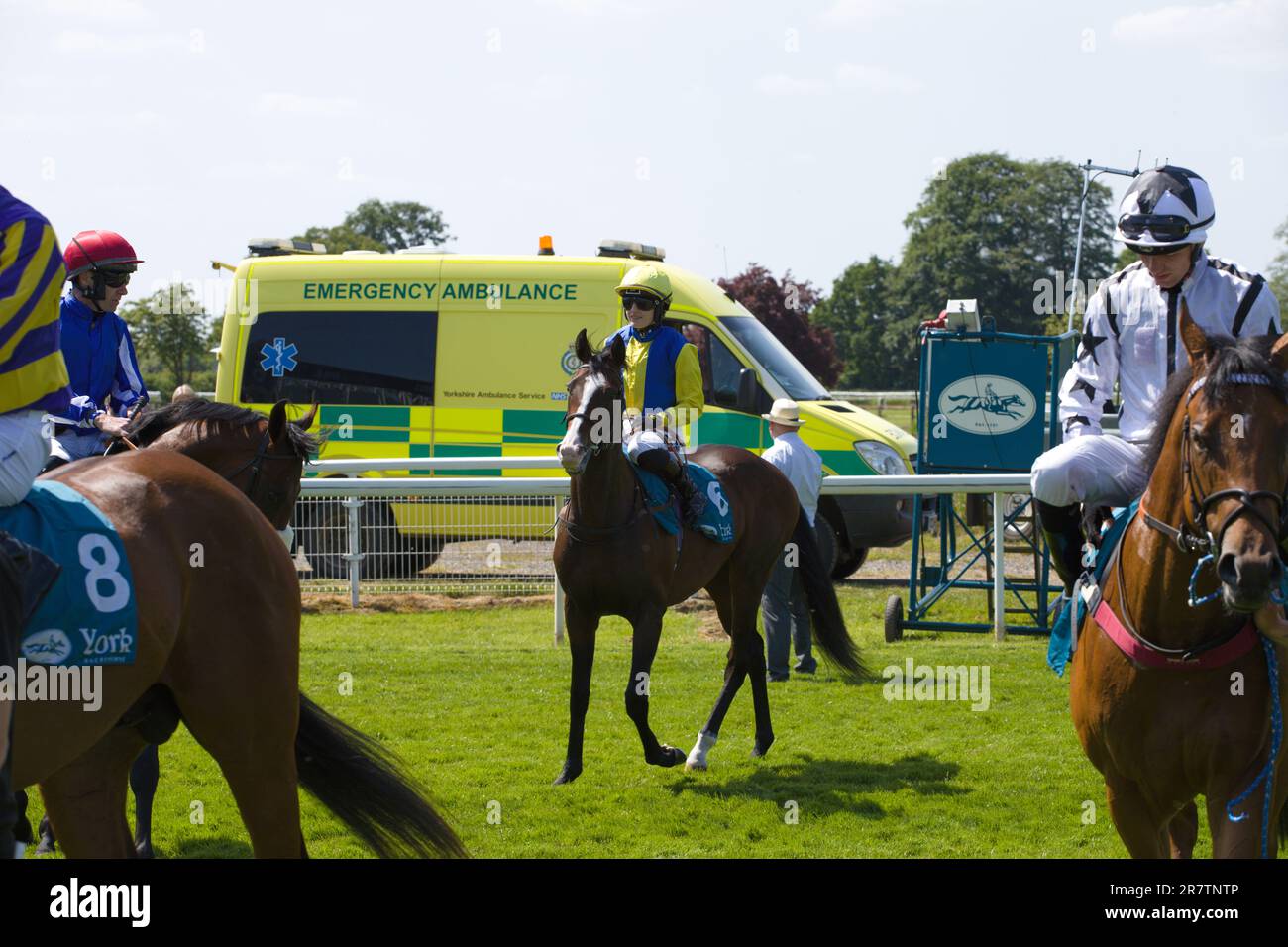 Jockey Saffie Osborne a Mbappe presso l'ippodromo di York. Foto Stock