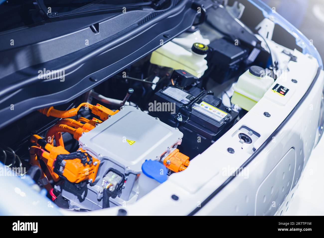 Blocco motore per auto EV sotto il cofano veicolo elettrico ad alta potenza e a emissioni zero ecocompatibili Foto Stock