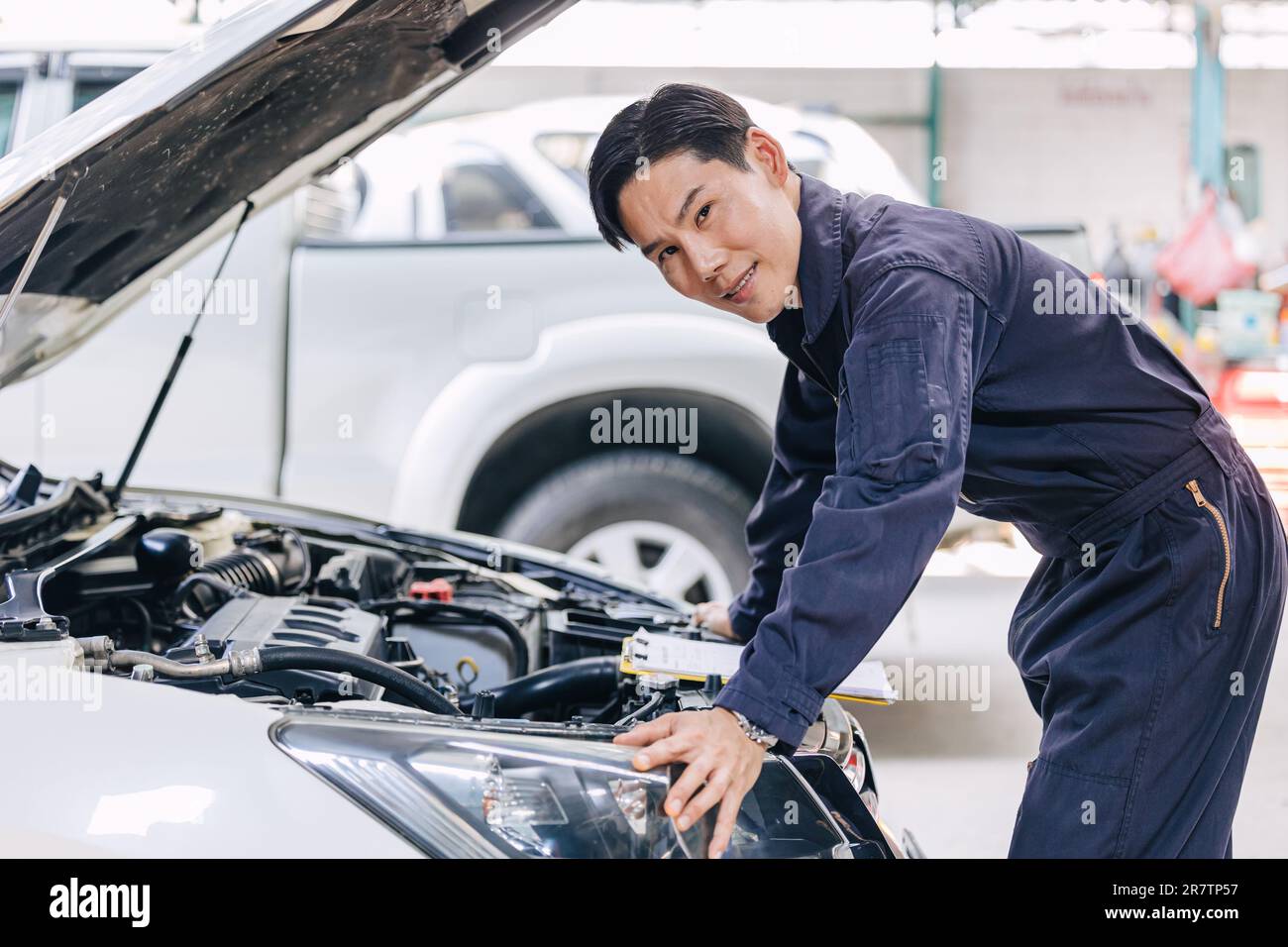 Asian maschio meccanico personale garage lavoratore auto servizio motore in negozio auto felice ritratto sorridente Foto Stock