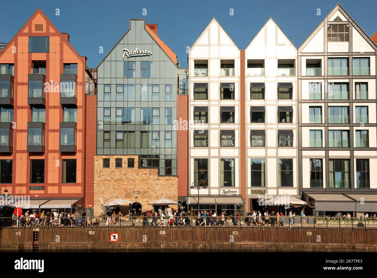 Radisson Hotel & Suites ed edifici residenziali a New Motlava River nel centro storico di Danzica, Pomerania, Polonia, Europa, UE Foto Stock