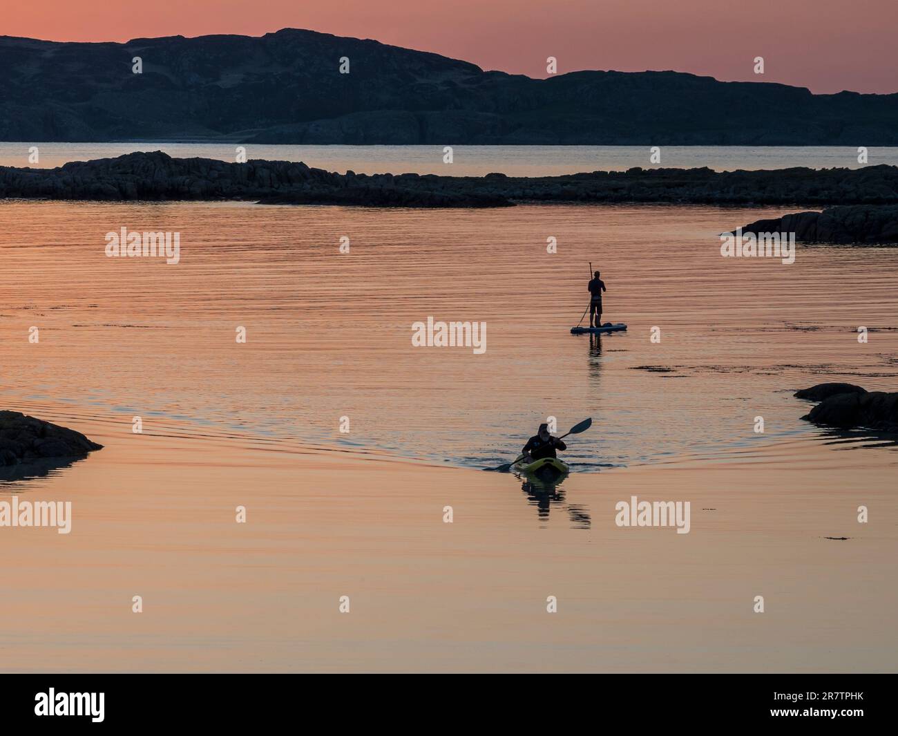 Stand up paddling, SUP, tramonto, costa a Fidden, Isola di Mull, Scozia Foto Stock