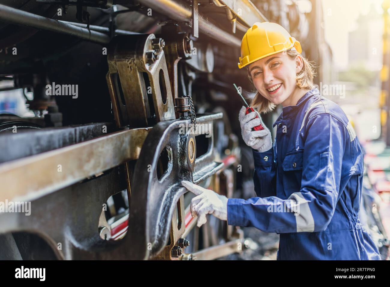 Ingegnere donna lavoro in Diesel locomotive riparazione Negozi sorridente felice Foto Stock