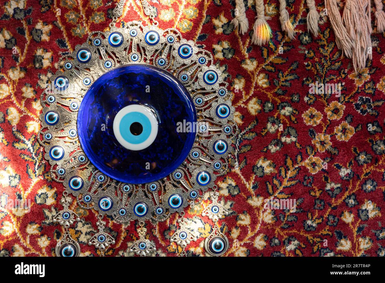 Il Blue Turkish Evil Eye Nazar Amulet o Nazar Boncugu fascino zaffiro blu souvenir dalla Turchia Foto Stock