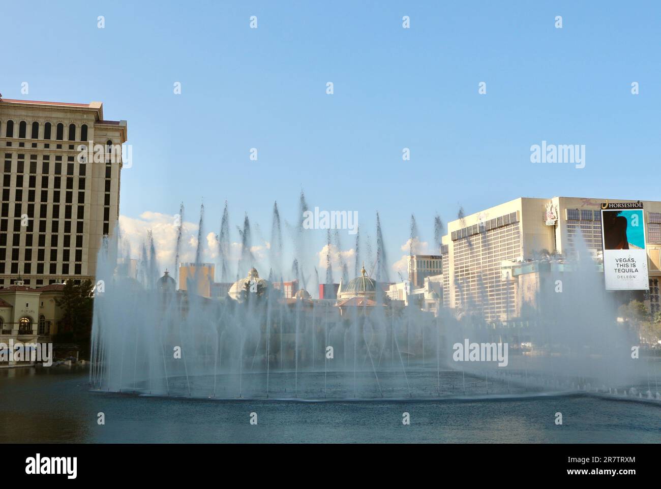 Fontane dell'hotel e del casinò Bellagio durante un'esposizione al sole pomeridiano Las Vegas Nevada USA Foto Stock