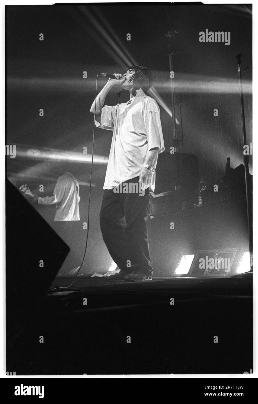 IAN BROWN, THE STONE ROSES, CANTANTE, 1994: Ian Brown dei The Stone Roses che suonano al Newport Centre di Newport, Galles, Regno Unito in un tour per promuovere il loro singolo Love Spreads e l'album Second Coming, il 4 dicembre 1994. Foto: Rob Watkins Foto Stock