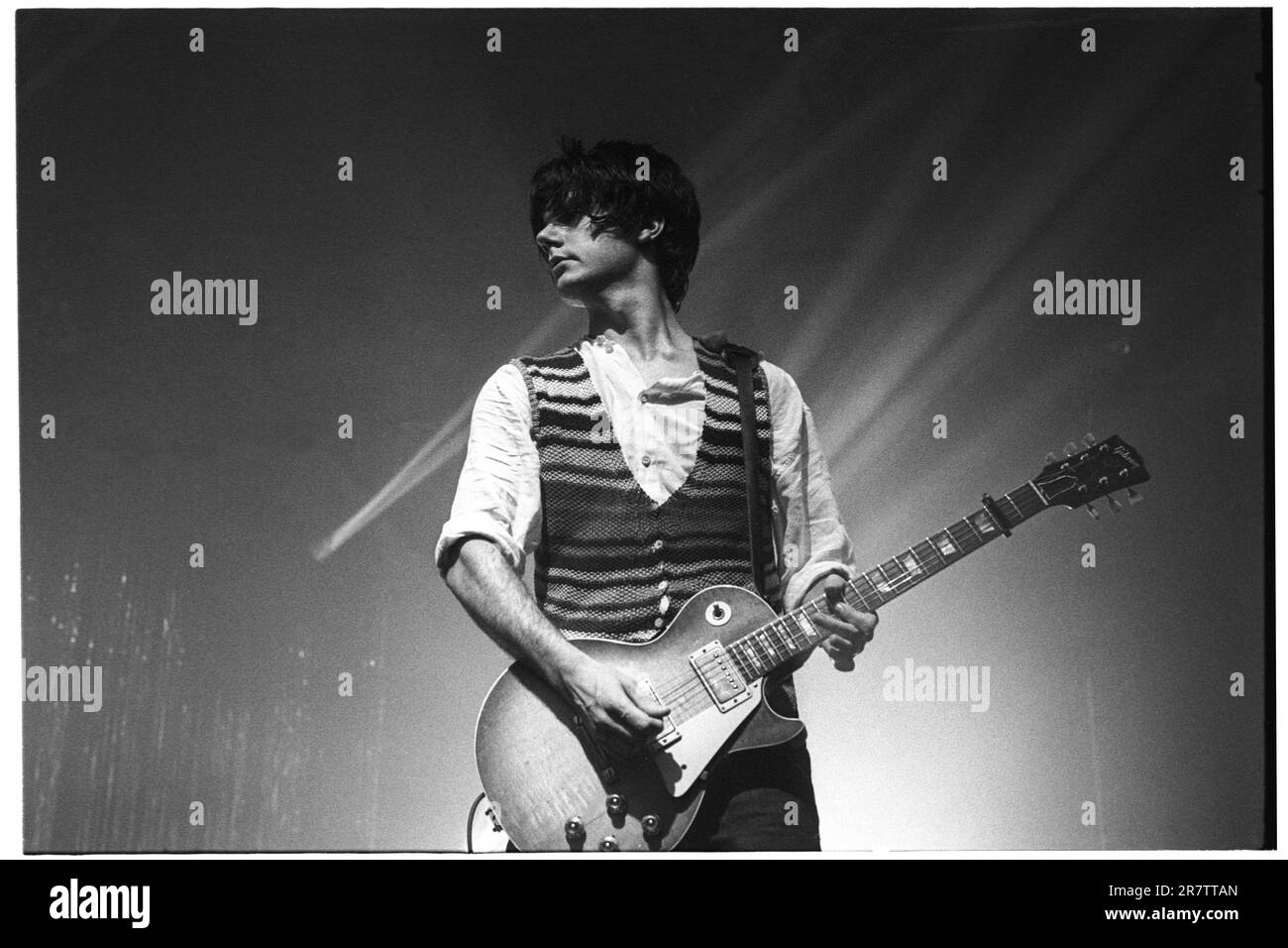 STONE ROSES, JOHN SQUIRE, CHITARRA, 1994: John Squire degli Stone Roses che suonano al Newport Centre di Newport, Galles, Regno Unito in un tour per promuovere il loro singolo Love Spreads e l'album Second Coming, il 4 dicembre 1994. Foto: Rob Watkins Foto Stock