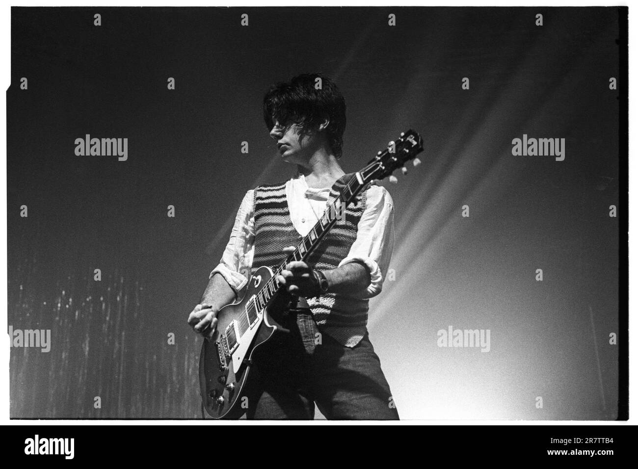 STONE ROSES, JOHN SQUIRE, CHITARRA, 1994: John Squire degli Stone Roses che suonano al Newport Centre di Newport, Galles, Regno Unito in un tour per promuovere il loro singolo Love Spreads e l'album Second Coming, il 4 dicembre 1994. Foto: Rob Watkins Foto Stock