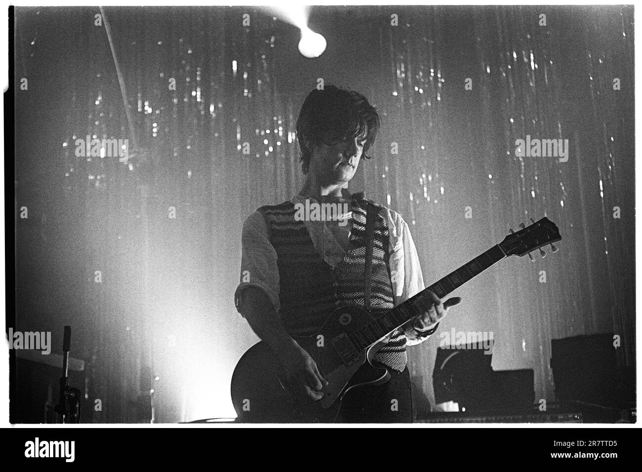 STONE ROSES, JOHN SQUIRE, CHITARRA, 1994: John Squire degli Stone Roses che suonano al Newport Centre di Newport, Galles, Regno Unito in un tour per promuovere il loro singolo Love Spreads e l'album Second Coming, il 4 dicembre 1994. Foto: Rob Watkins Foto Stock