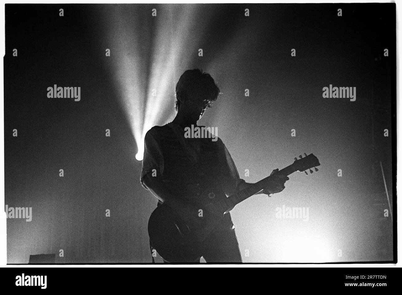 STONE ROSES, JOHN SQUIRE, CHITARRA, 1994: John Squire degli Stone Roses che suonano al Newport Centre di Newport, Galles, Regno Unito in un tour per promuovere il loro singolo Love Spreads e l'album Second Coming, il 4 dicembre 1994. Foto: Rob Watkins Foto Stock