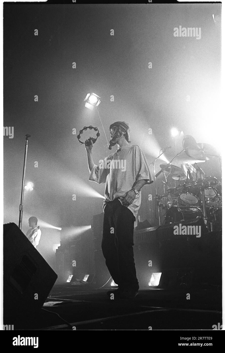 IAN BROWN, THE STONE ROSES, CANTANTE, 1994: Ian Brown dei The Stone Roses che suonano al Newport Centre di Newport, Galles, Regno Unito in un tour per promuovere il loro singolo Love Spreads e l'album Second Coming, il 4 dicembre 1994. Foto: Rob Watkins Foto Stock