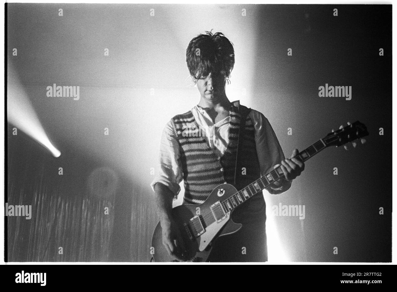STONE ROSES, JOHN SQUIRE, CHITARRA, 1994: John Squire degli Stone Roses che suonano al Newport Centre di Newport, Galles, Regno Unito in un tour per promuovere il loro singolo Love Spreads e l'album Second Coming, il 4 dicembre 1994. Foto: Rob Watkins Foto Stock