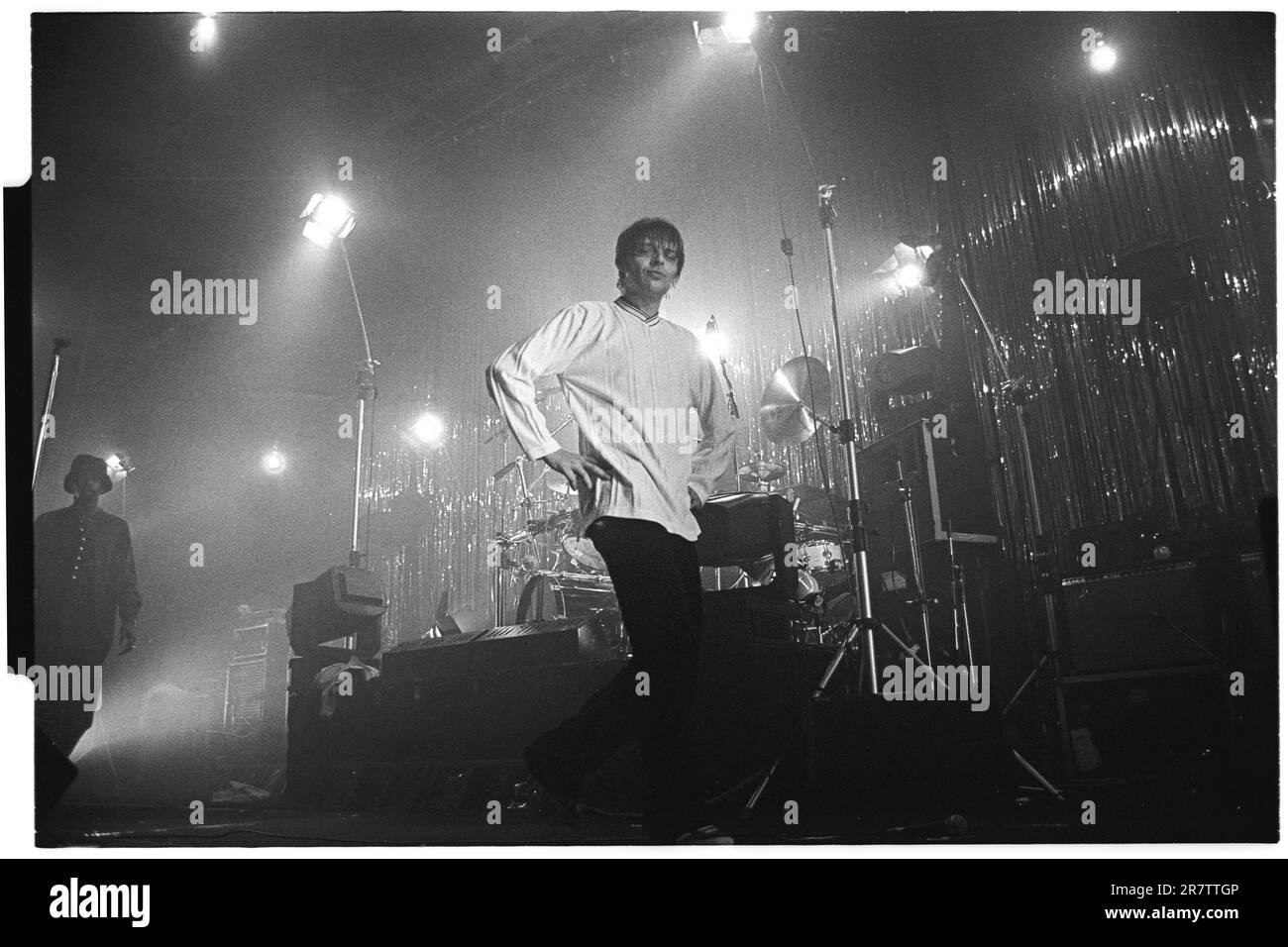 MANI, THE STONE ROSES, BASSISTA, 1994: Mani (Gary Mounfield) bassista degli Stone Roses che suonano al Newport Centre di Newport, Galles, Regno Unito in un tour per promuovere il loro singolo "Love Spreads" e l'album "Second Coming", il 4 dicembre 1994. Foto: Rob Watkins Foto Stock
