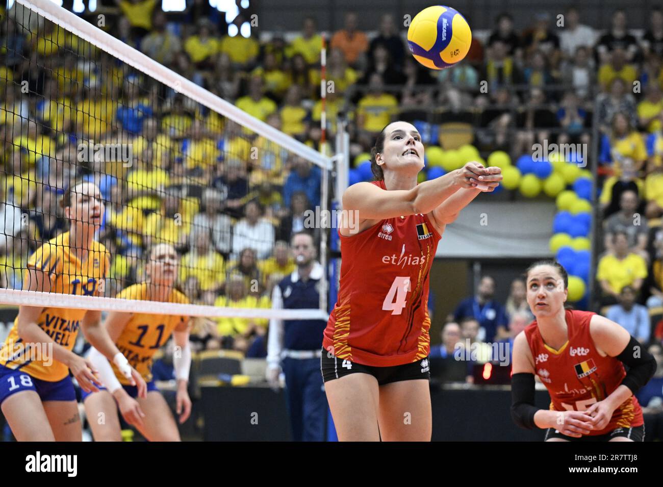 Lund, Svezia. 17th giugno, 2023. LUND, SVEZIA 20230617Nathalie Lemmens (4) di Belgiegraweghe, davanti a una folla da record, quando la Svezia ha ospitato il Belgio nella Golden League in pallavolo alla Sparbanken Skåne Arena di Lund, Svezia, sabato 17 giugno 2023. 3.000 spettatori hanno riempito la sala di Lund. Foto: Johan Nilsson/TT/Code 50090 Credit: TT News Agency/Alamy Live News Foto Stock