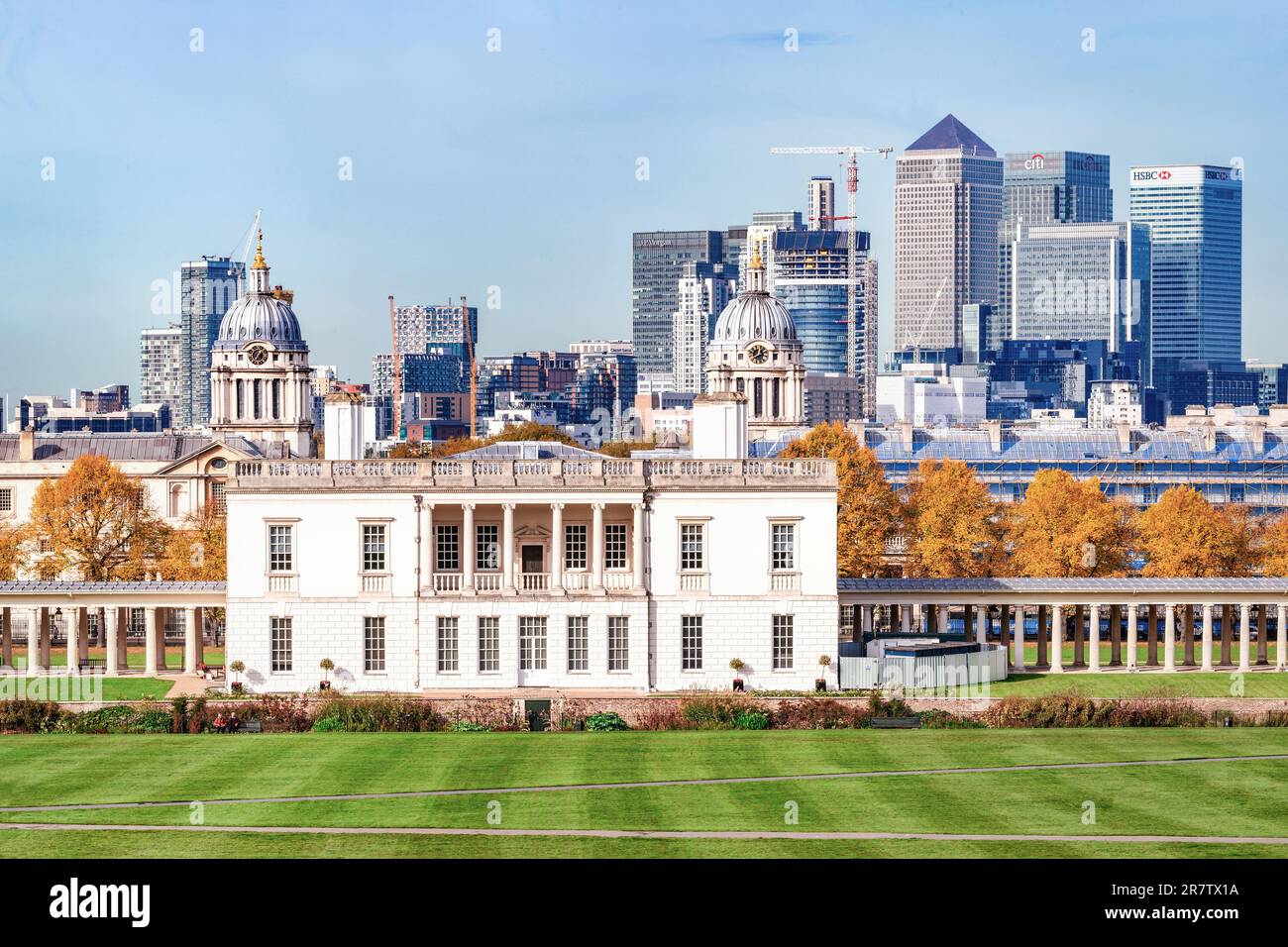 Londra, Regno Unito - 25 ottobre 2015: Vista giorno d'autunno alla Queen's House e al Naval College e con lo skyline di Canary Wharf con i suoi uffici aziendali Foto Stock
