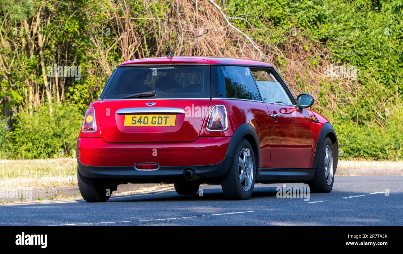 Milton Keynes, Regno Unito - Giugno 17th 2023: Vista posteriore di una mini-auto rossa 2008 che viaggia su una strada inglese Foto Stock
