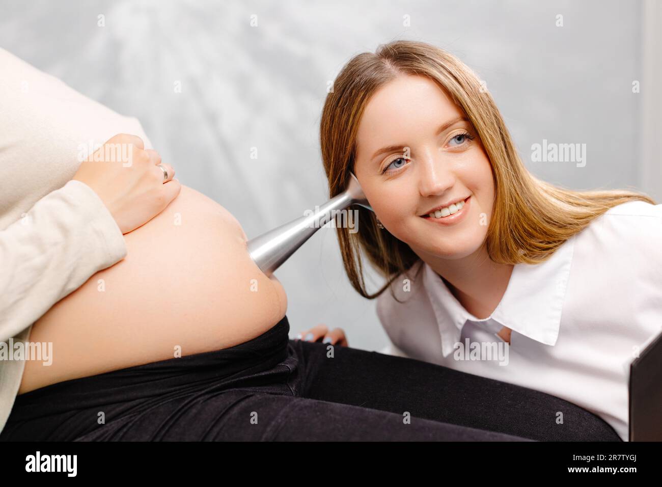 Donna incinta utilizzando uno stetoscopio per ascoltare il suo bambino la  frequenza cardiaca suono, madre ascoltare il suo feto concetto Foto stock -  Alamy