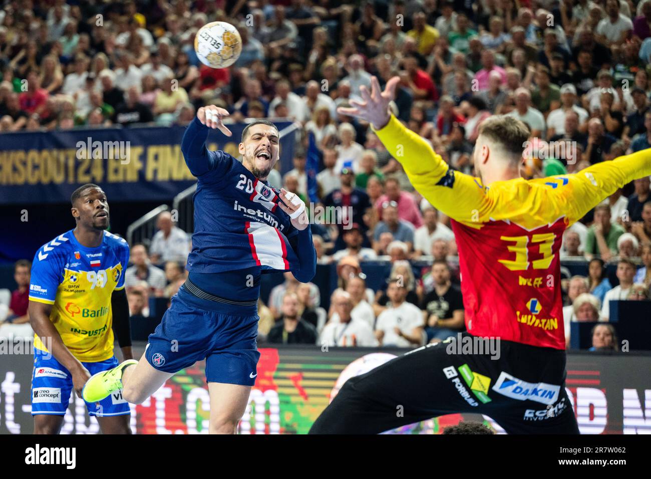 Colonia, Germania. 17th giugno, 2023. Pallamano, Champions League, Paris St. Germain - KS Kielce, finale, finale quattro, semifinale, Lanxess Arena. Mathieu Grebille (l) di Parigi lancia all'obiettivo del portiere di Kielce Andreas Wolff. Credit: Marius Becker/dpa/Alamy Live News Foto Stock