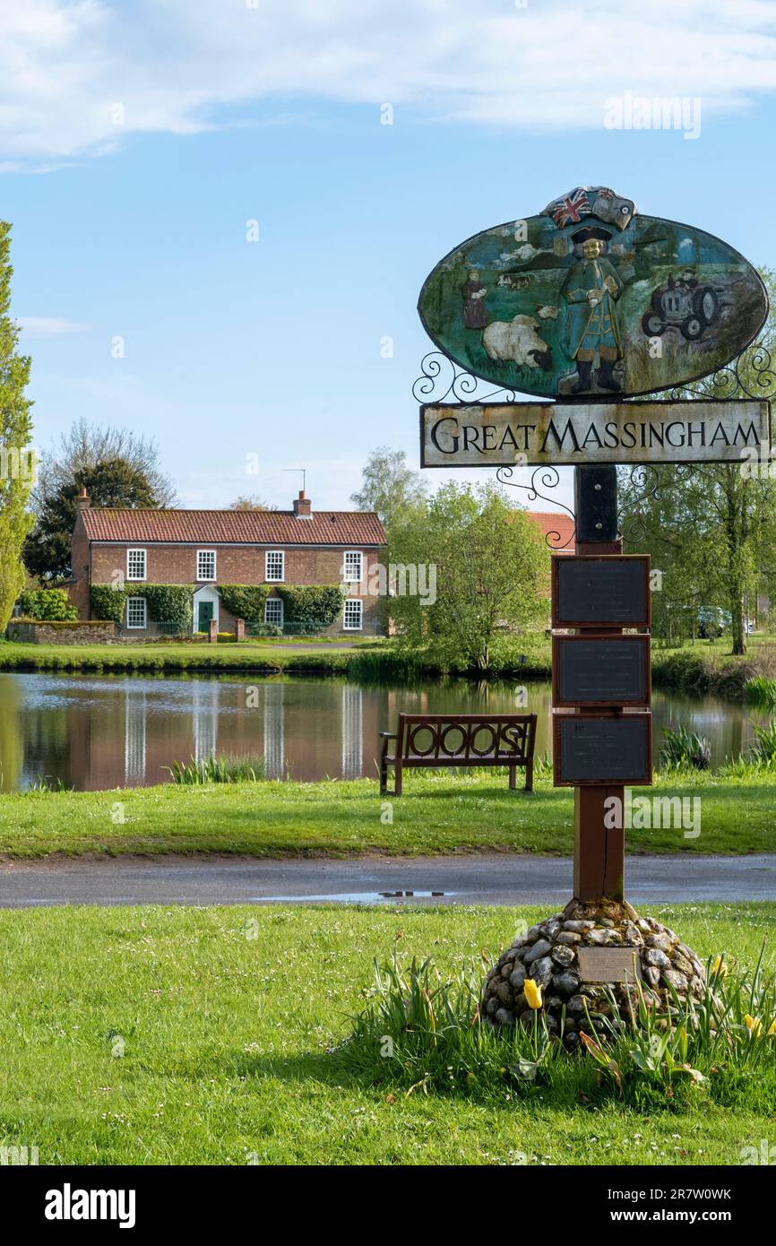 Villaggio stagno e segno di pittoresco villaggio di Grande Massingham in primavera a Norfolk, Inghilterra Foto Stock