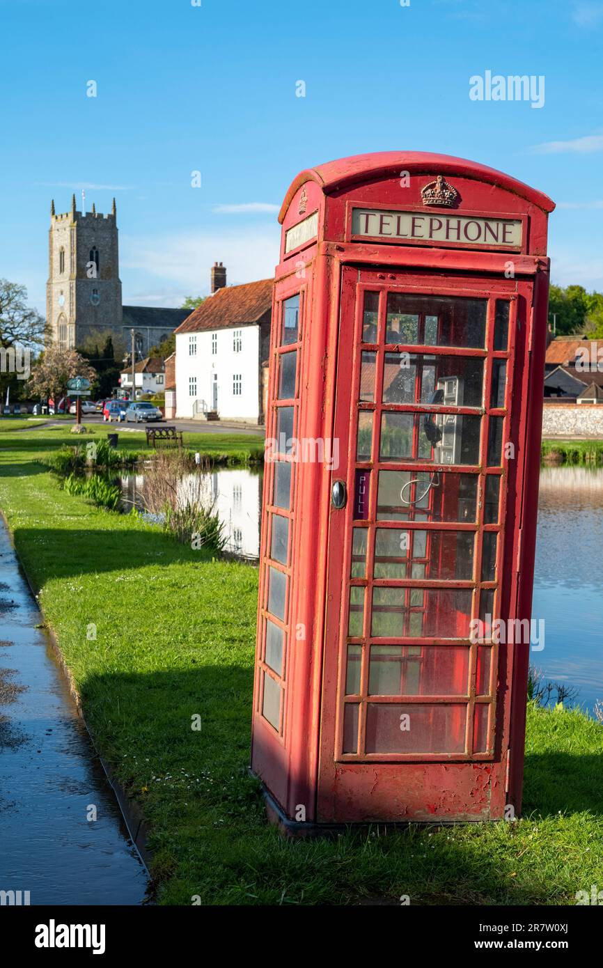 Tradizionale vecchia cassetta telefonica rossa nel pittoresco villaggio di Great Massingham a Norfolk, Inghilterra Foto Stock