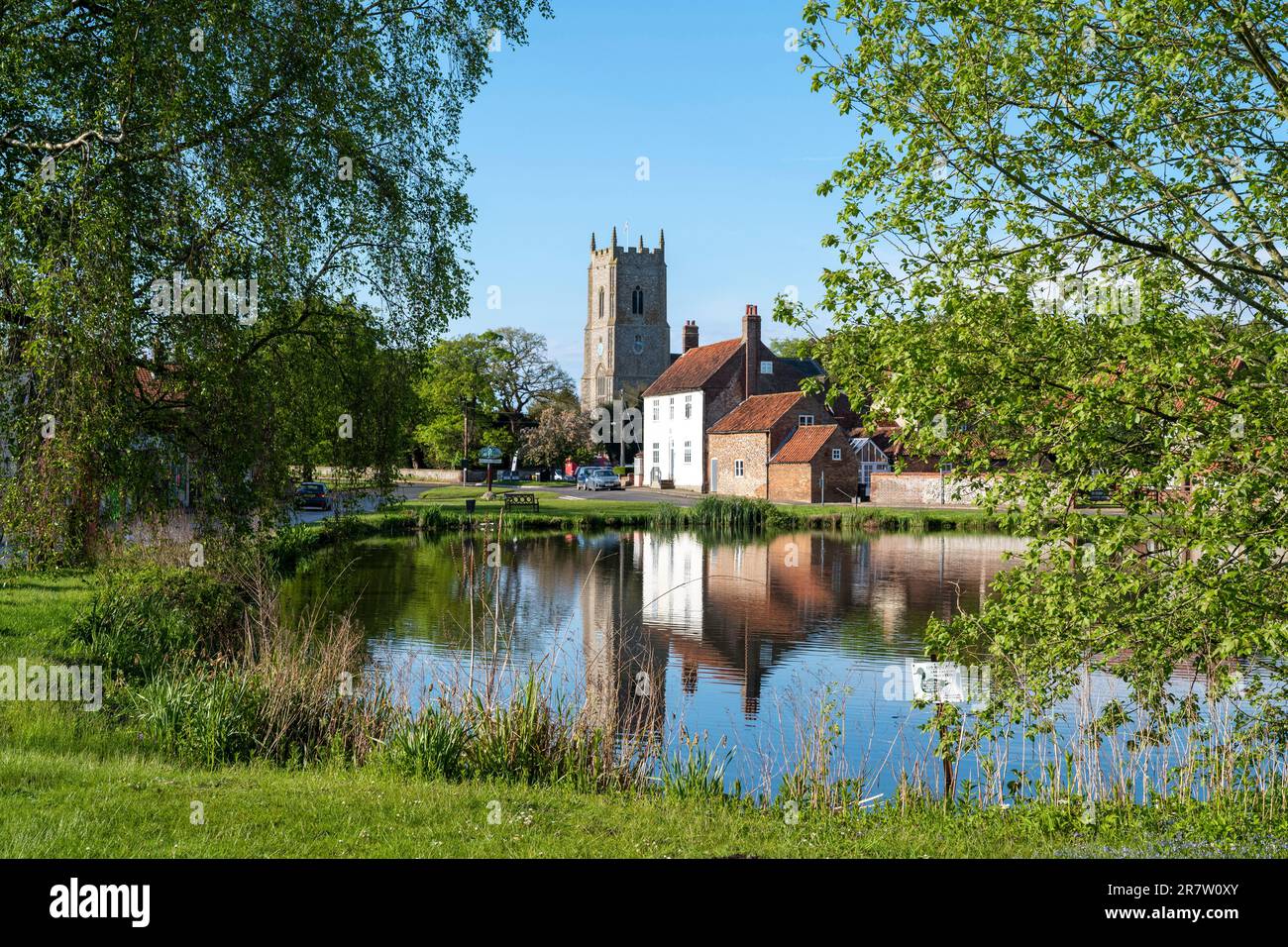 Villaggio stagno e chiesa nel pittoresco villaggio di Great Massingham in primavera a Norfolk, Inghilterra Foto Stock