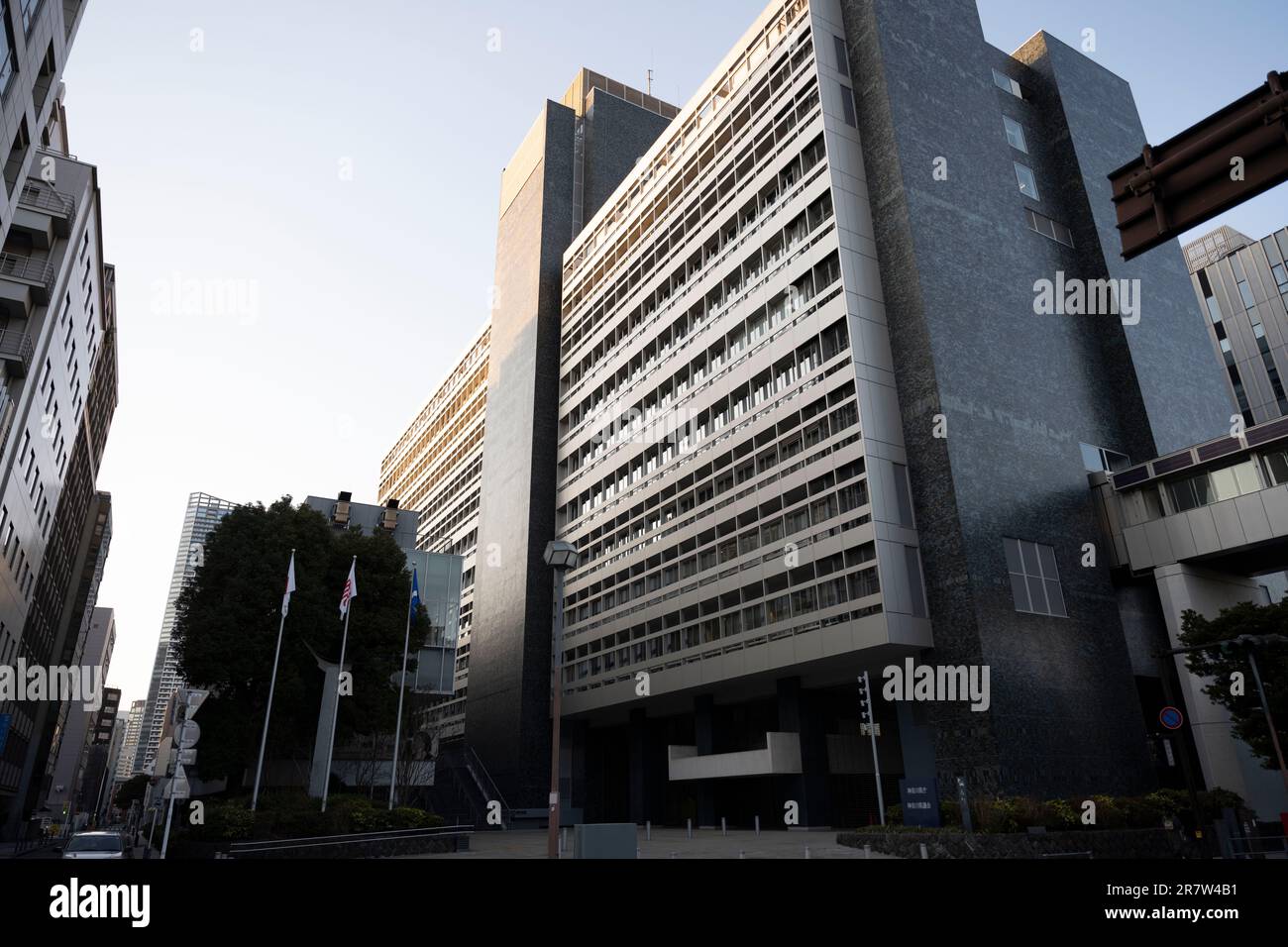 Yokohama, Prefettura di Kanagawa, Giappone. 23rd Feb, 2023. I Japan Immigration Services Yokohama Customs House edifici. Il Minato Mirai è un vivace quartiere sul lungomare di Yokohama, Giappone. Presenta punti di riferimento iconici come la Yokohama Landmark Tower e il Cosmo Clock 21, oltre a centri commerciali, luoghi di intrattenimento e splendidi parchi. (Credit Image: © Taidgh Barron/ZUMA Press Wire) SOLO PER USO EDITORIALE! Non per USO commerciale! Foto Stock