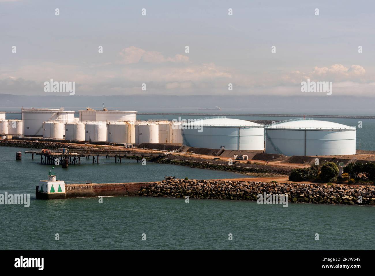 Le Havre, Francia settentrionale, Europa. 2023. Serbatoi di stoccaggio di petrolio e gas accanto a un molo nel porto di le Havre, Francia. Foto Stock