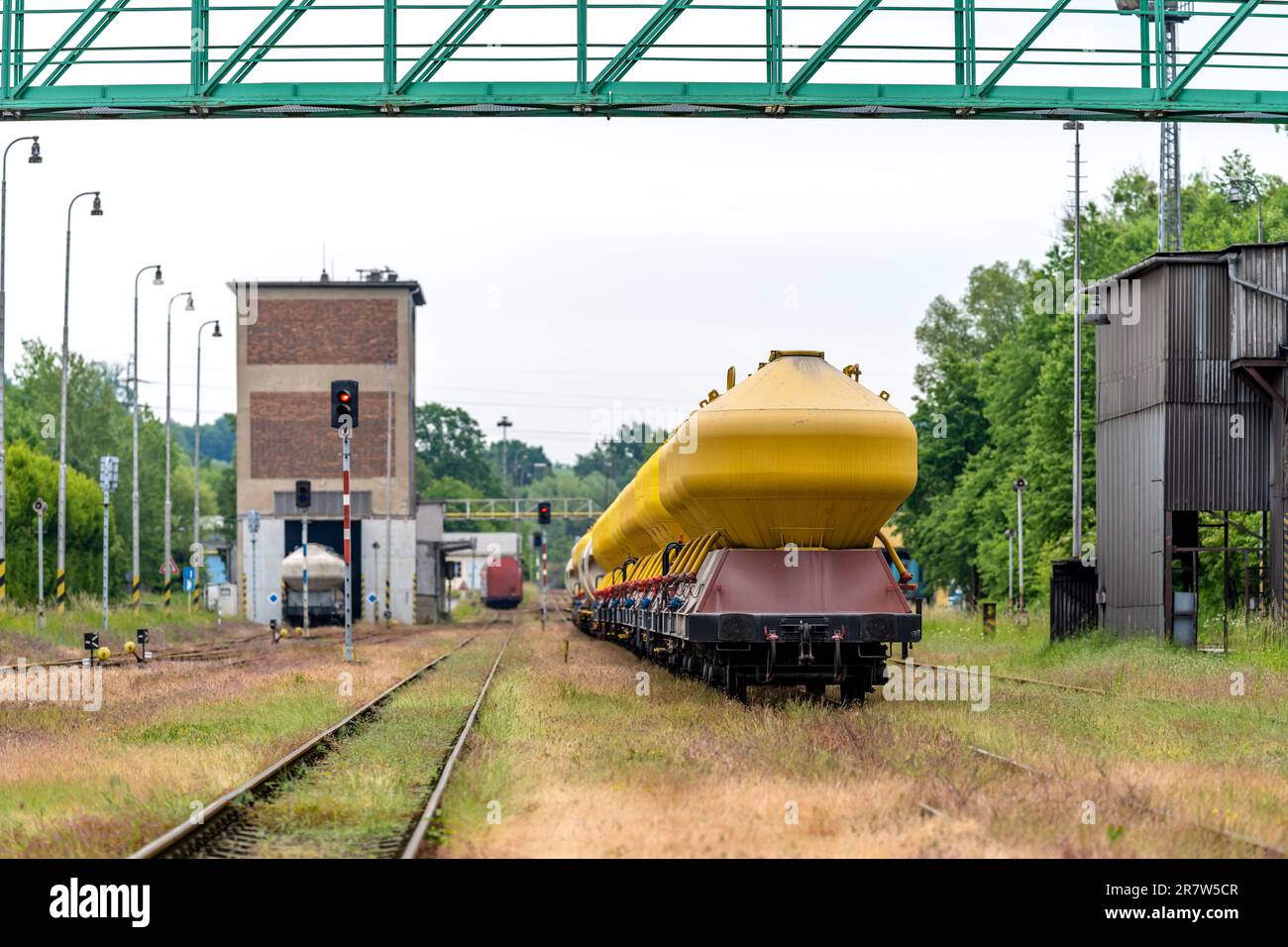 trasporto ferroviario e logistica, carri con container per il trasporto di cemento Foto Stock
