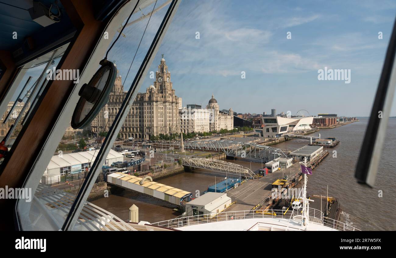 Liverpool, Inghilterra, Regno Unito. 2023. Vista dal ponte di una nave da crociera lungo il famoso lungomare di Liverpool e il fiume Mersey. Foto Stock