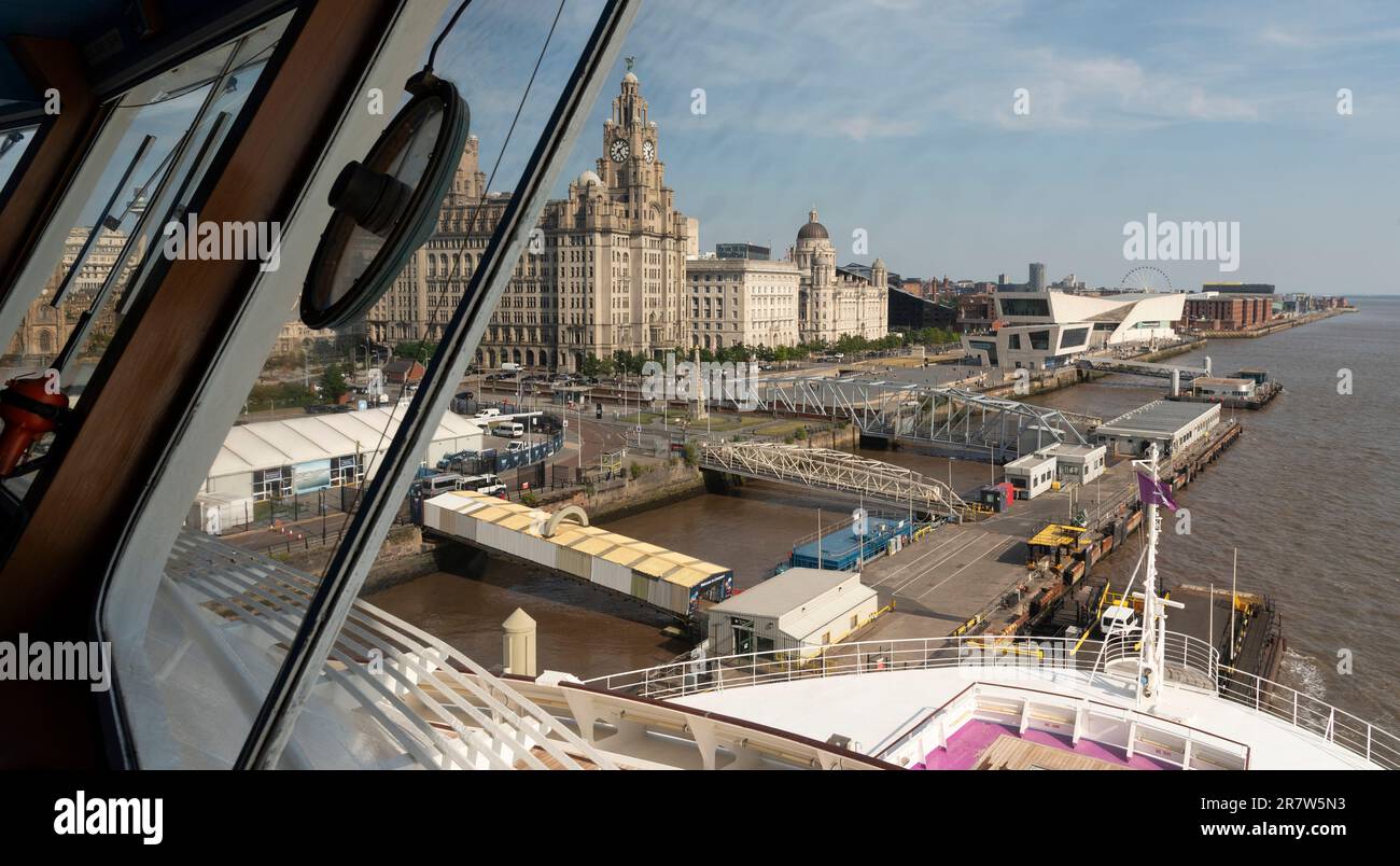 Liverpool, Inghilterra, Regno Unito. 2023. Vista dal ponte di una nave da crociera lungo il famoso lungomare di Liverpool e il fiume Mersey. Foto Stock