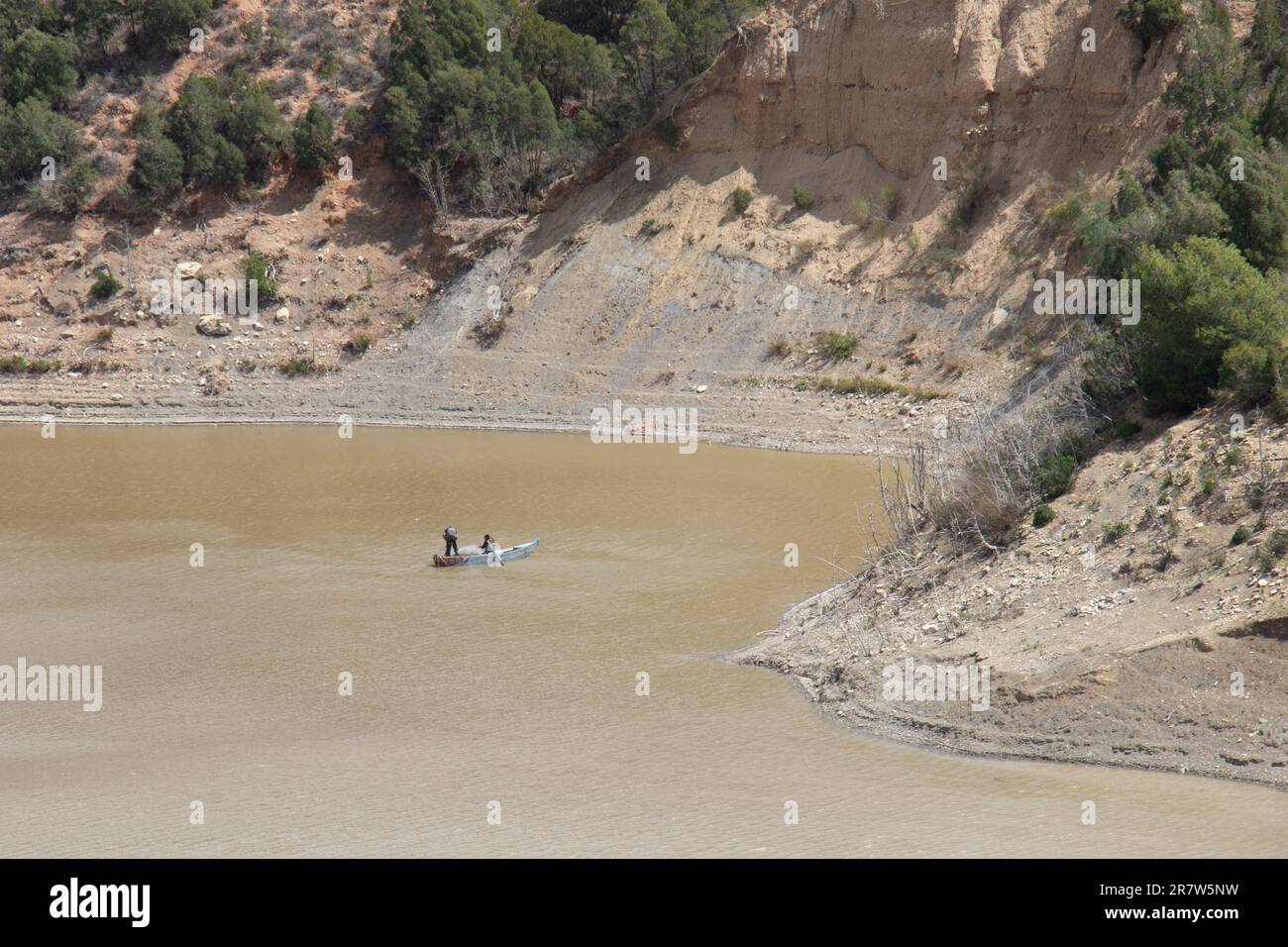 Incantevole lago di montagna con acqua gialla a Mornag, Tunisi, Tunisia Foto Stock