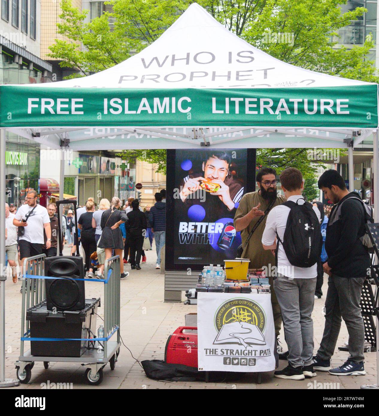 Il gazebo offre letteratura islamica gratuita su Market Street, nel centro di Manchester, nel Regno Unito, il sabato pomeriggio. Foto Stock