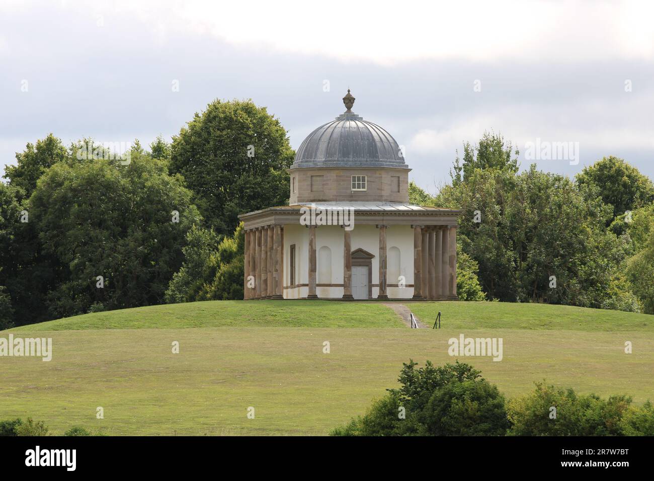 Un paesaggio estivo panoramico nell'Hardwick Hall Country Park. Inghilterra, Regno Unito. Foto Stock