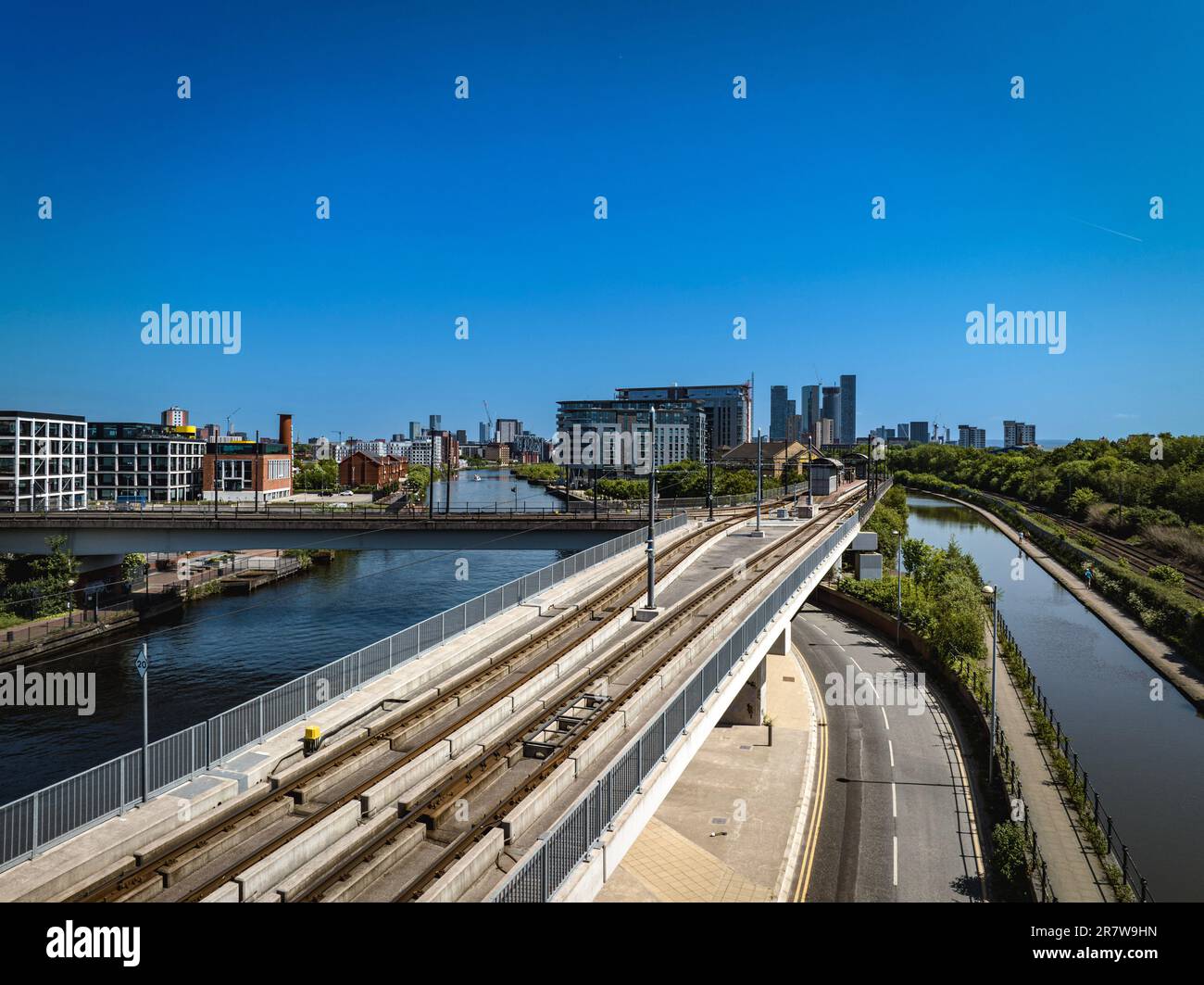 Blue Skies e Manchester Ship Canal Foto Stock